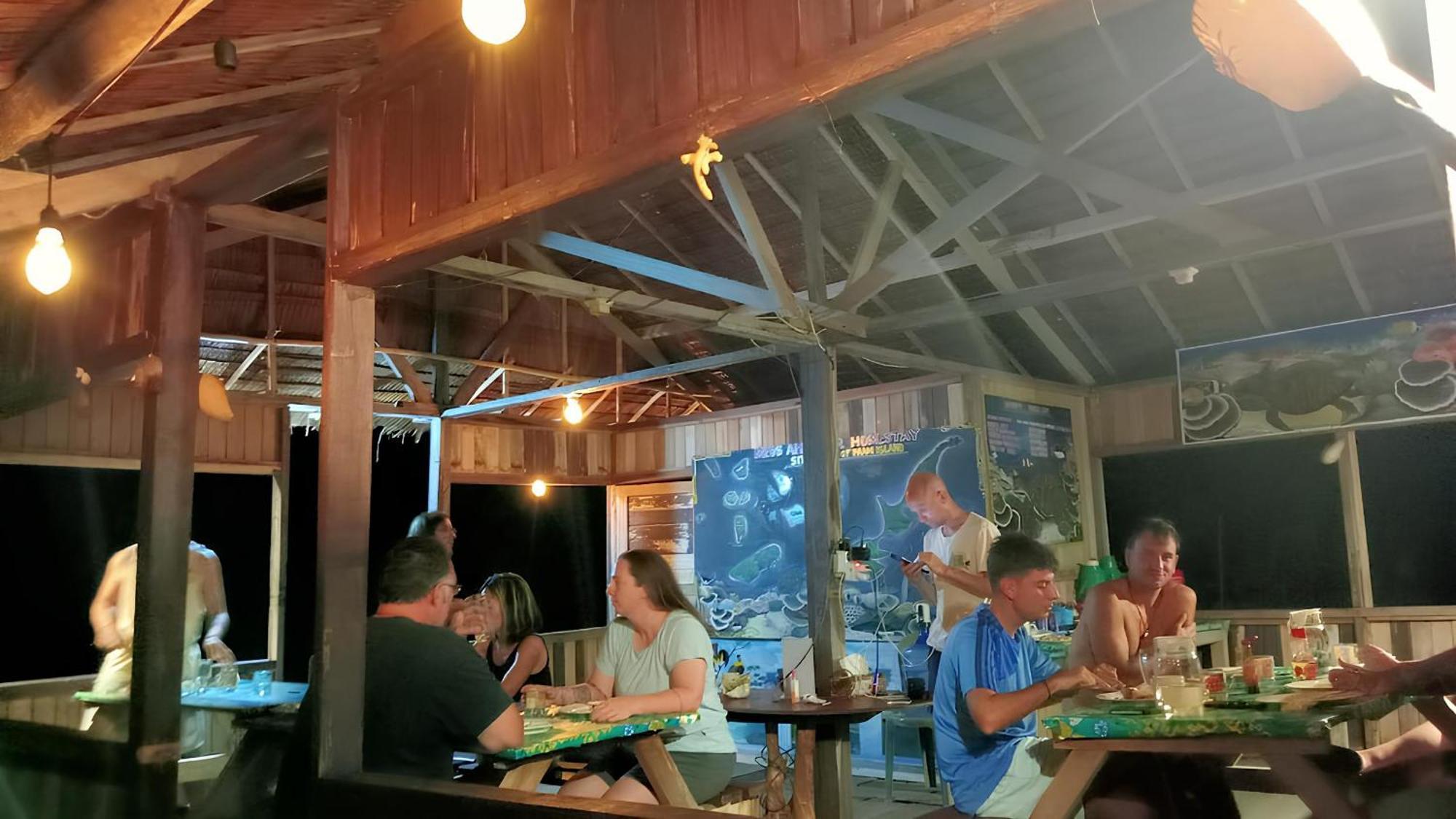 Meos Ambower Homestay Raja Ampat Fam Exterior photo